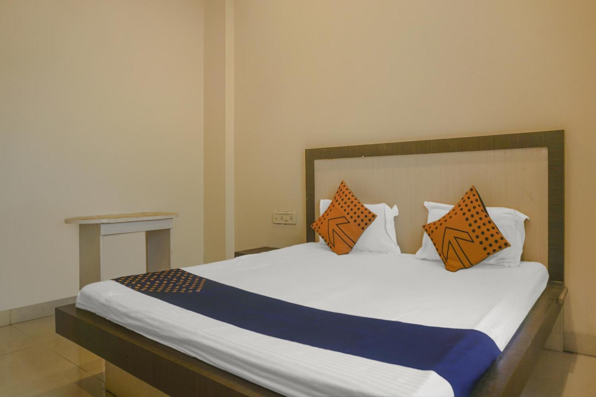 Hotel O Peacock Lodging Kharakvasla エクステリア 写真